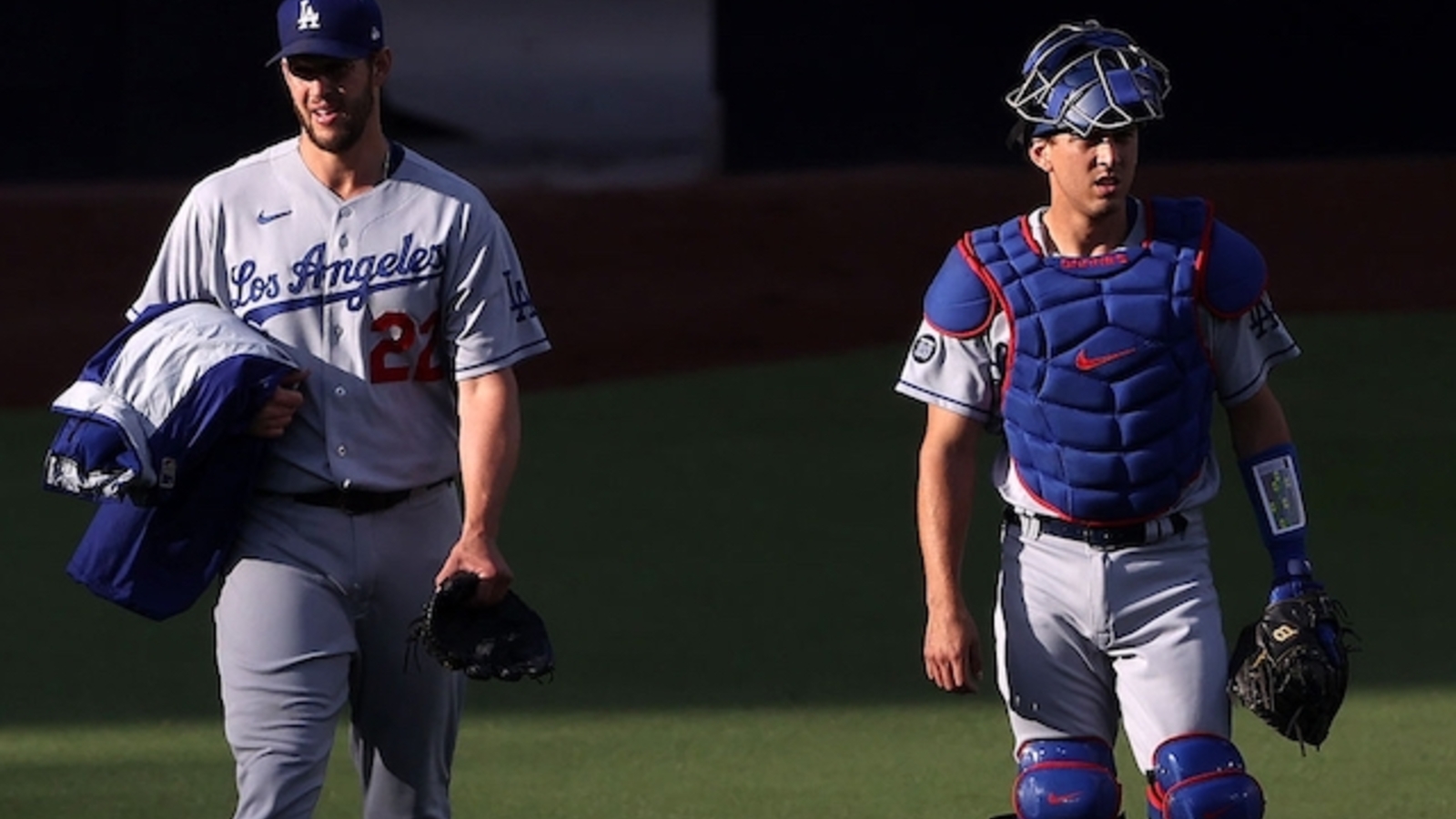 https://www.yardbarker.com/media/a/3/a319ab87600853dc791f940bc6bcb0ecb05b6261/thumb_16x9/austin-barnes-clayton-kershaw.jpg?v=1
