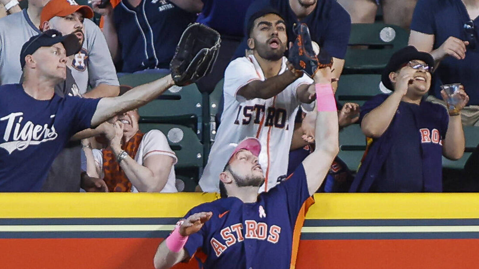 Watch: Astros' Tucker robs Tigers' Baez of home run