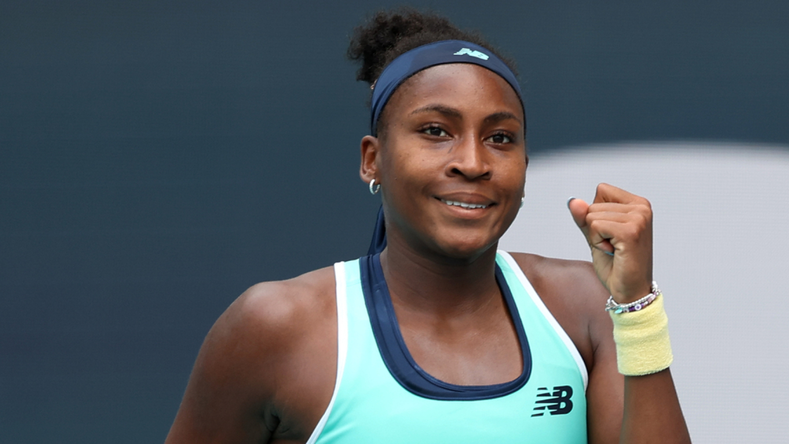 https://www.yardbarker.com/media/a/3/a3ae0d2bb2daab0ab9303ca2213fe083c3fce78b/thumb_16x9/coco-gauff-racket-mishap-proves-problem-french.jpg?v=2