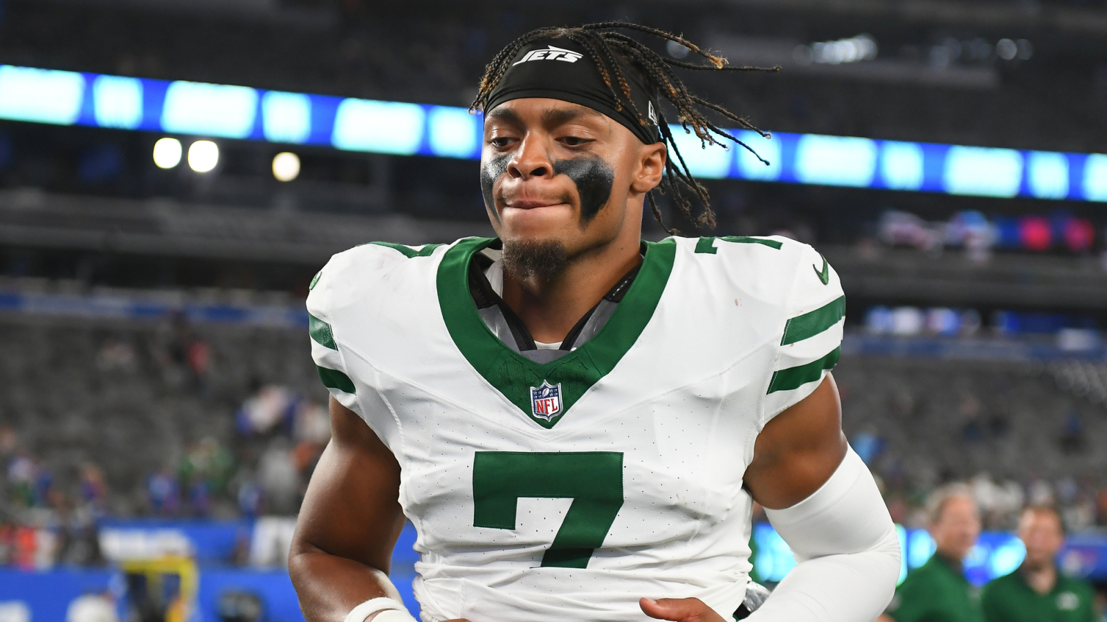 https://www.yardbarker.com/media/a/3/a3e9f40b461caa5a1cc4a3ec26e9fefb9a870137/thumb_16x9/jets-qb-justin-fields-under-fire-limited.jpg?v=1