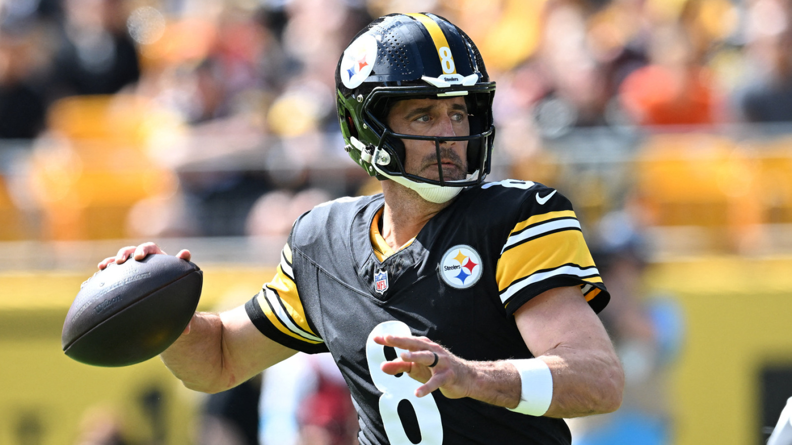 https://www.yardbarker.com/media/a/4/a41b7c49db5c0cd546d4a8079b14b9d699bbb38c/thumb_16x9/aaron-rodgers-returning-mvp-form-final-nfl-season.jpg?v=1