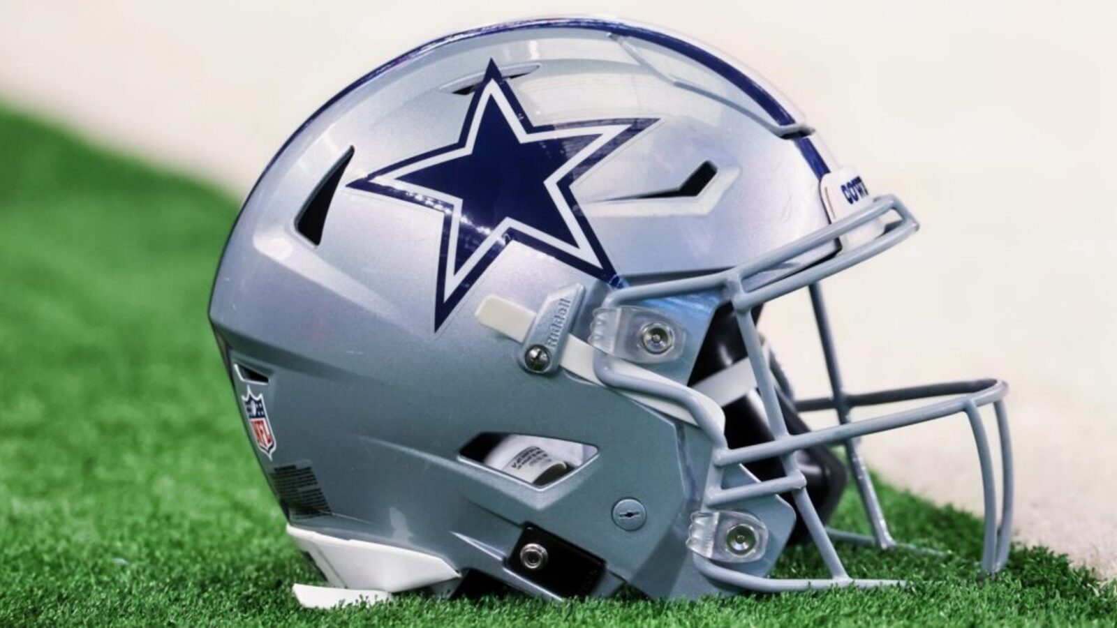 Superstar Linebacker Suddenly Retires At Age 29 | Yardbarker