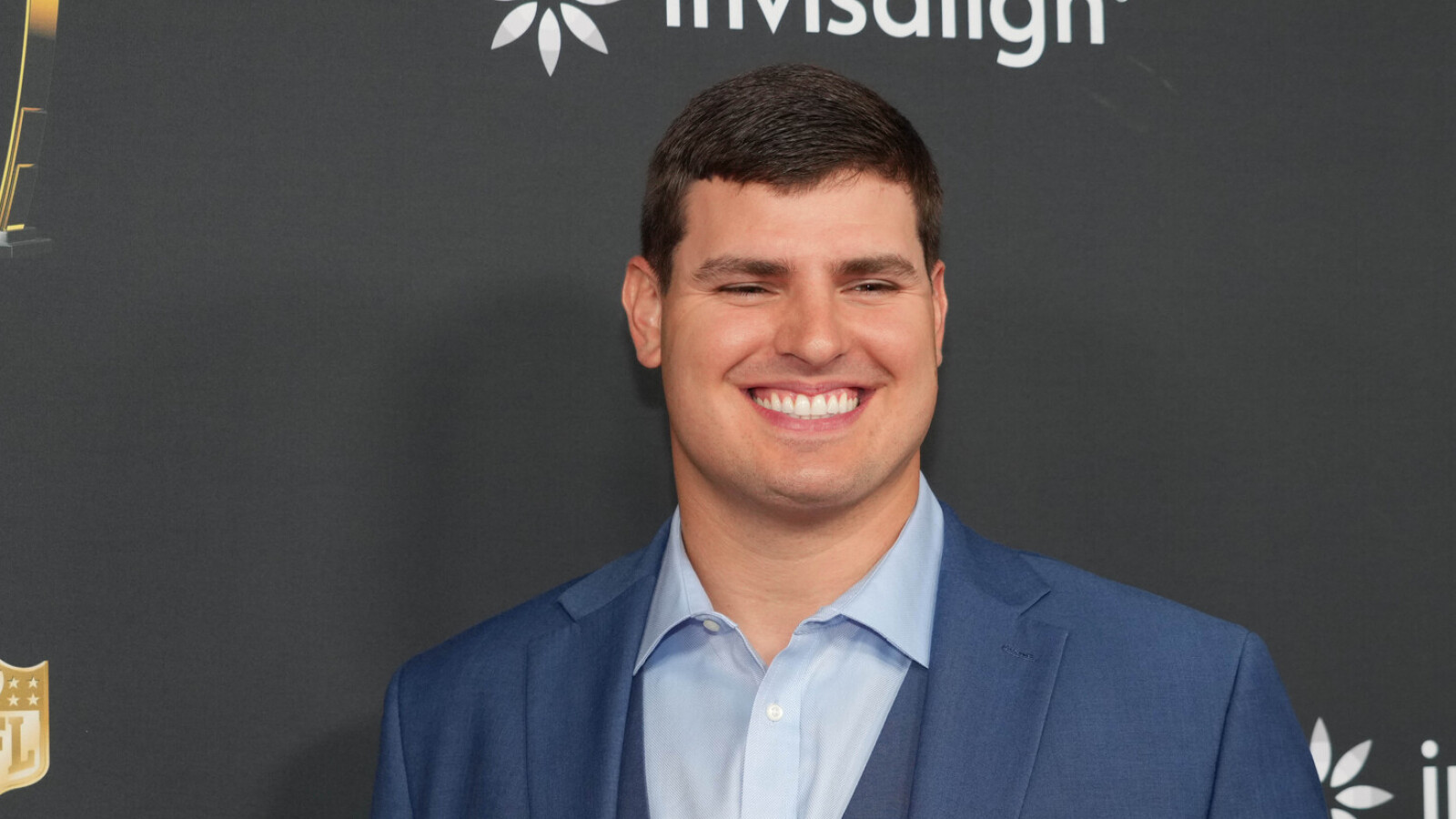 https://www.yardbarker.com/media/a/4/a4b499461003bd5114091183ec5733d4422fbf41/thumb_16x9/bengals-de-trey-hendrickson-still-prepared-hold.jpg?v=1