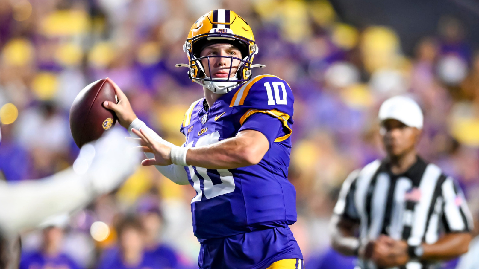 https://www.yardbarker.com/media/a/4/a4fd4f5b911999e94db6d71a121d26f1ac64f284/thumb_16x9/tigers-quarterback-sam-leavitt-10-lsu-tigers-on.jpg?v=1