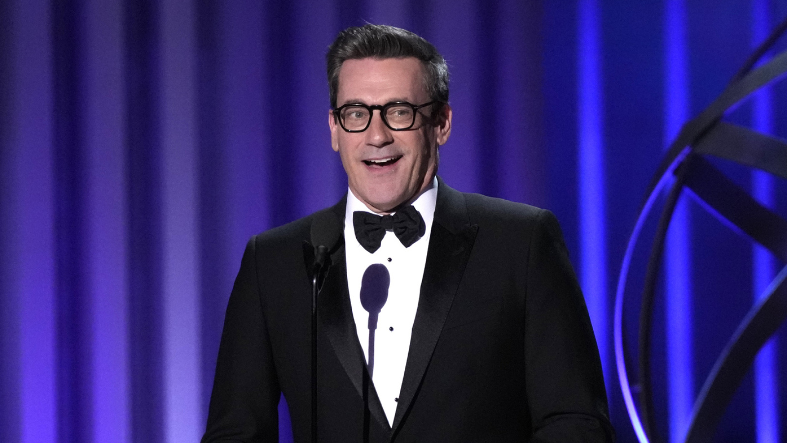 Watch: Actor Jon Hamm helps Knicks on live-ball play in Game 1 vs. Pacers