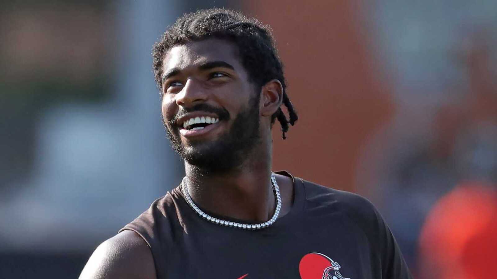 https://www.yardbarker.com/media/a/5/a5830be2a3b6958d99f3e4664d15613cde79caab/thumb_16x9/former-nfl-exec-gives-sanders-advice-ahead-first.jpg?v=1