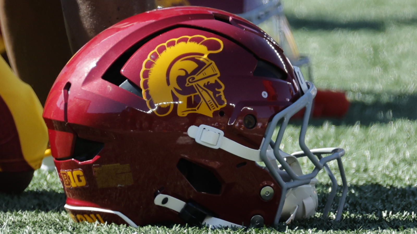 https://www.yardbarker.com/media/a/5/a5aa8ec9008ee934630ac8ec80885e71c716d021/thumb_16x9/notre-dame-usc-announce-renewal-storied-rivalry.jpg?v=1