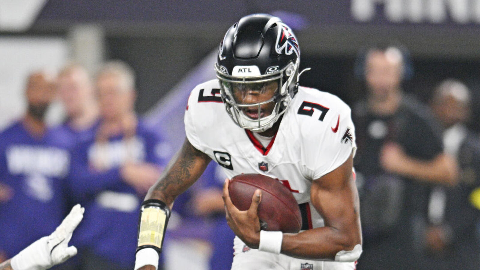 https://www.yardbarker.com/media/a/5/a5badfa9b34b0cec1b5828777468fa5450bcd290/thumb_16x9/snf-takeaways-falcons-dominate-sluggish-vikings.jpg?v=1