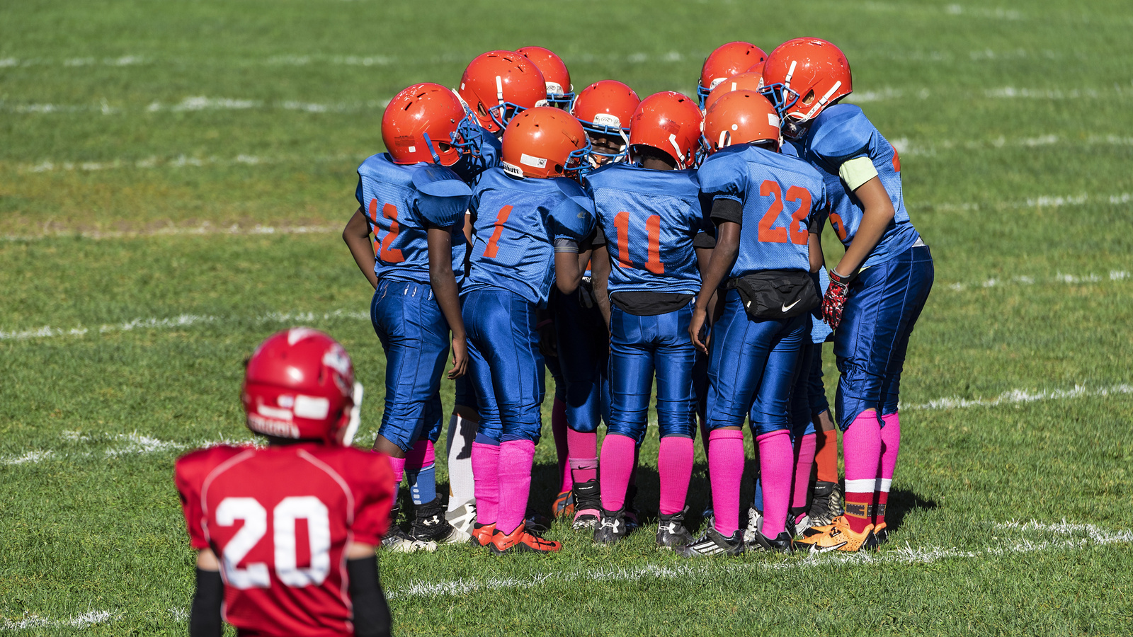 Popped football. Pop Warner Football. Huddle Football. Черногория © John Greim/LIGHTROCKET via Getty images. Youth and Sports