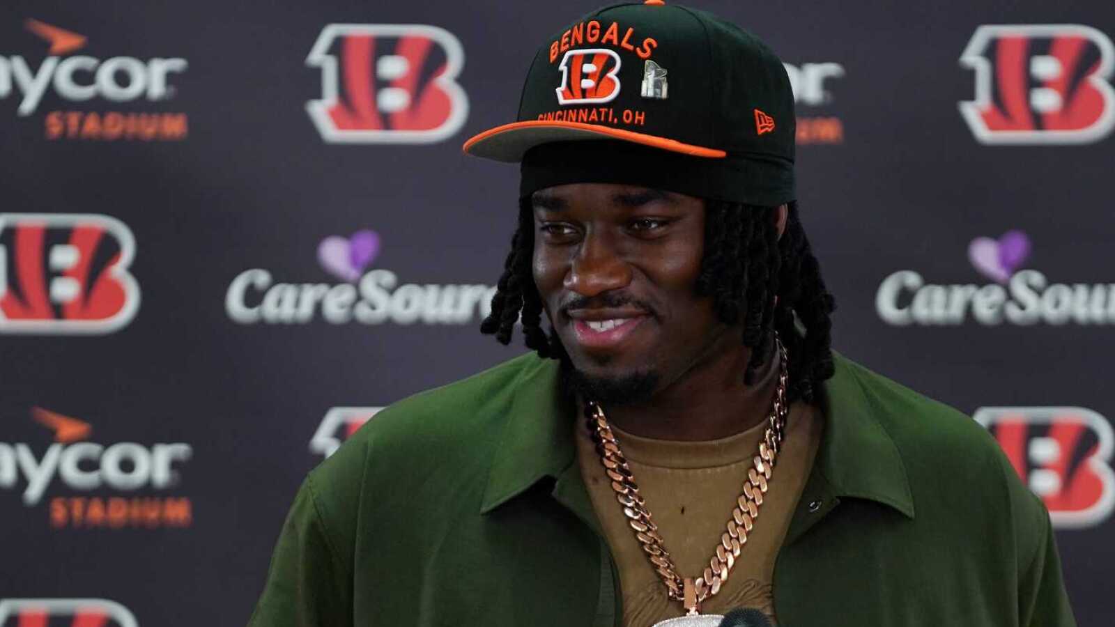 https://www.yardbarker.com/media/a/6/a65345c6e03425d76d7f73fe4e74a6625905e998/thumb_16x9/happens-nfl-rookie-sign-his-contract.jpg?v=1