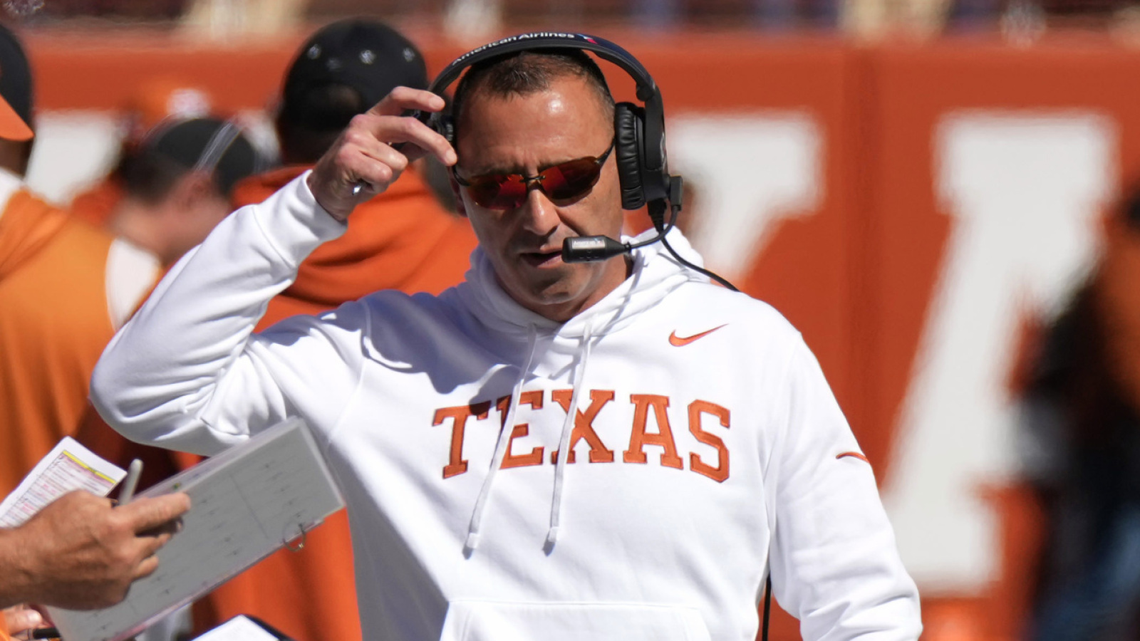 https://www.yardbarker.com/media/a/6/a6e5a151ae81b3722c6d39bec699749fd41375fa/thumb_16x9/brian-kelly-blames-steve-sarkisian-arch-mannings.jpg?v=1
