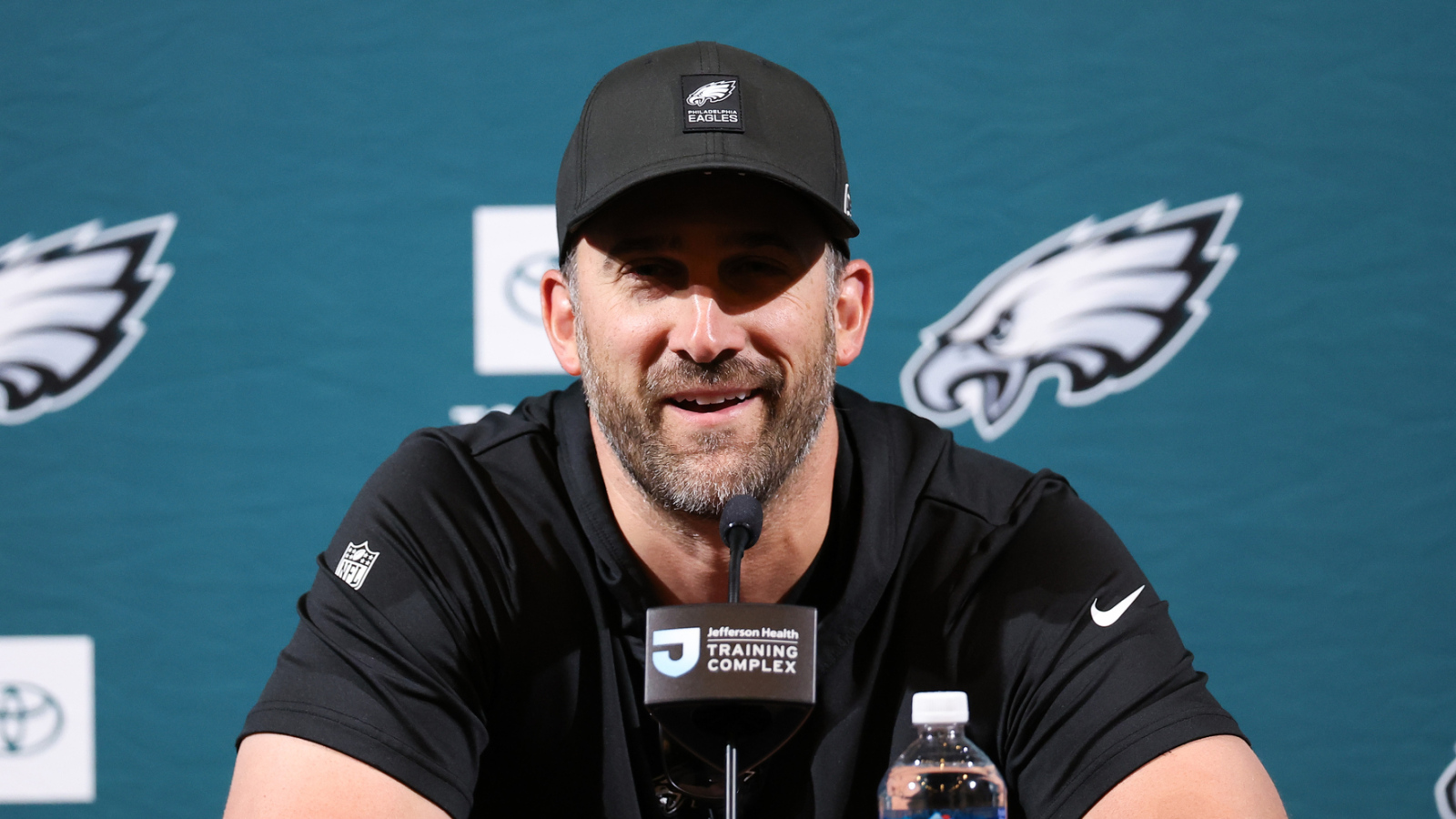 https://www.yardbarker.com/media/a/6/a6fe69d828288d7a6fa938bbff7a080d42a9e935/thumb_16x9/nick-sirianni-breaks-silence-eagles-trading-aj.jpg?v=1