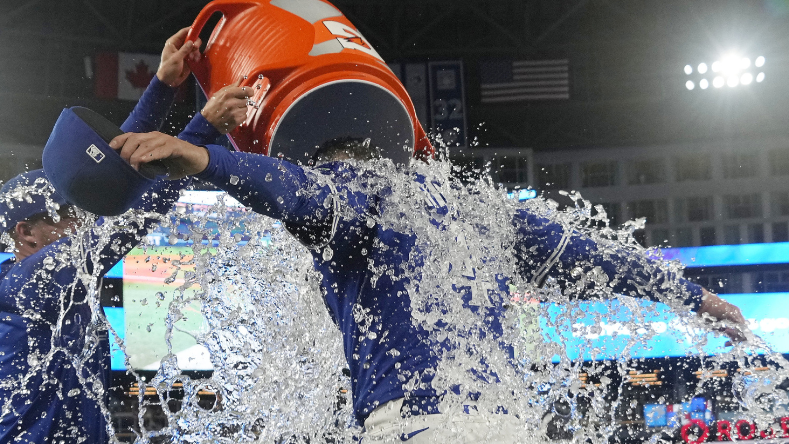 https://www.yardbarker.com/media/a/7/a754b0419892203aae52c6a2a5bc3b72930a4c5b/thumb_16x9/blue-jays-sweep-yanks-shows-business-al-east.jpg?v=1