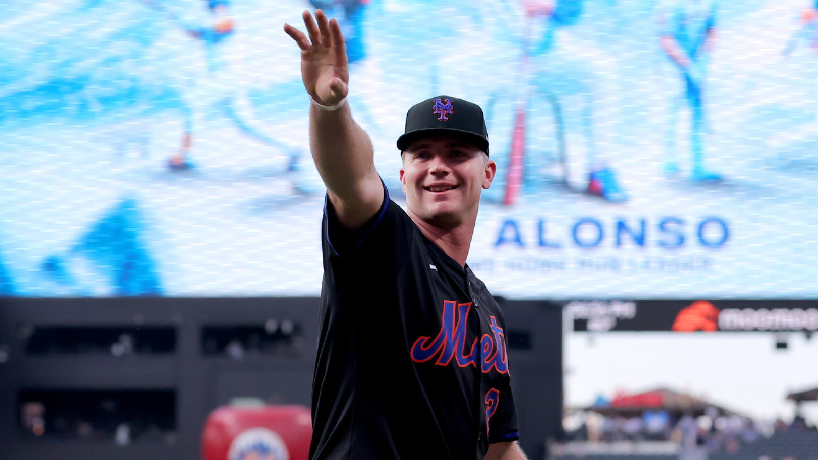 https://www.yardbarker.com/media/a/7/a7574fc393810d08ebbd7a196620a347aaf44a3b/thumb_16x9/pete-alonso-gets-awesome-gift-mets-breaking-hr.jpg?v=1