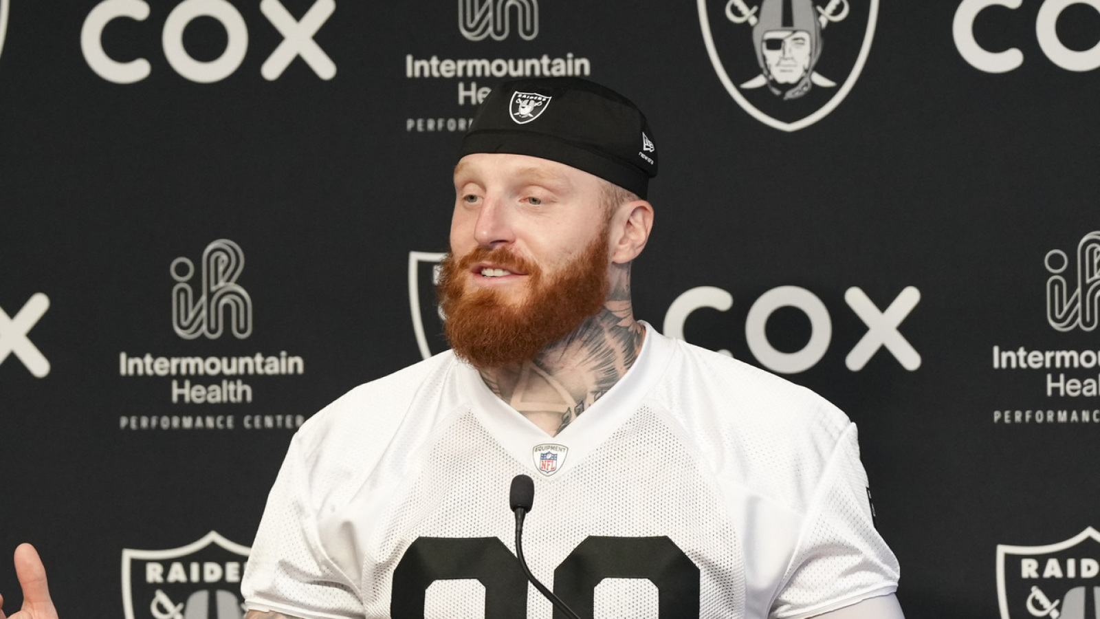 https://www.yardbarker.com/media/a/7/a7e4ff2d8d5bf3635cb63c490871b5c033a09db0/thumb_16x9/tom-brady-offered-major-update-on-maxx-crosby.jpg?v=1