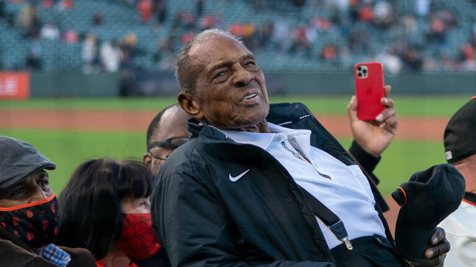 Mets retire Willie Mays' number in surprise ceremony - Vimarsana News