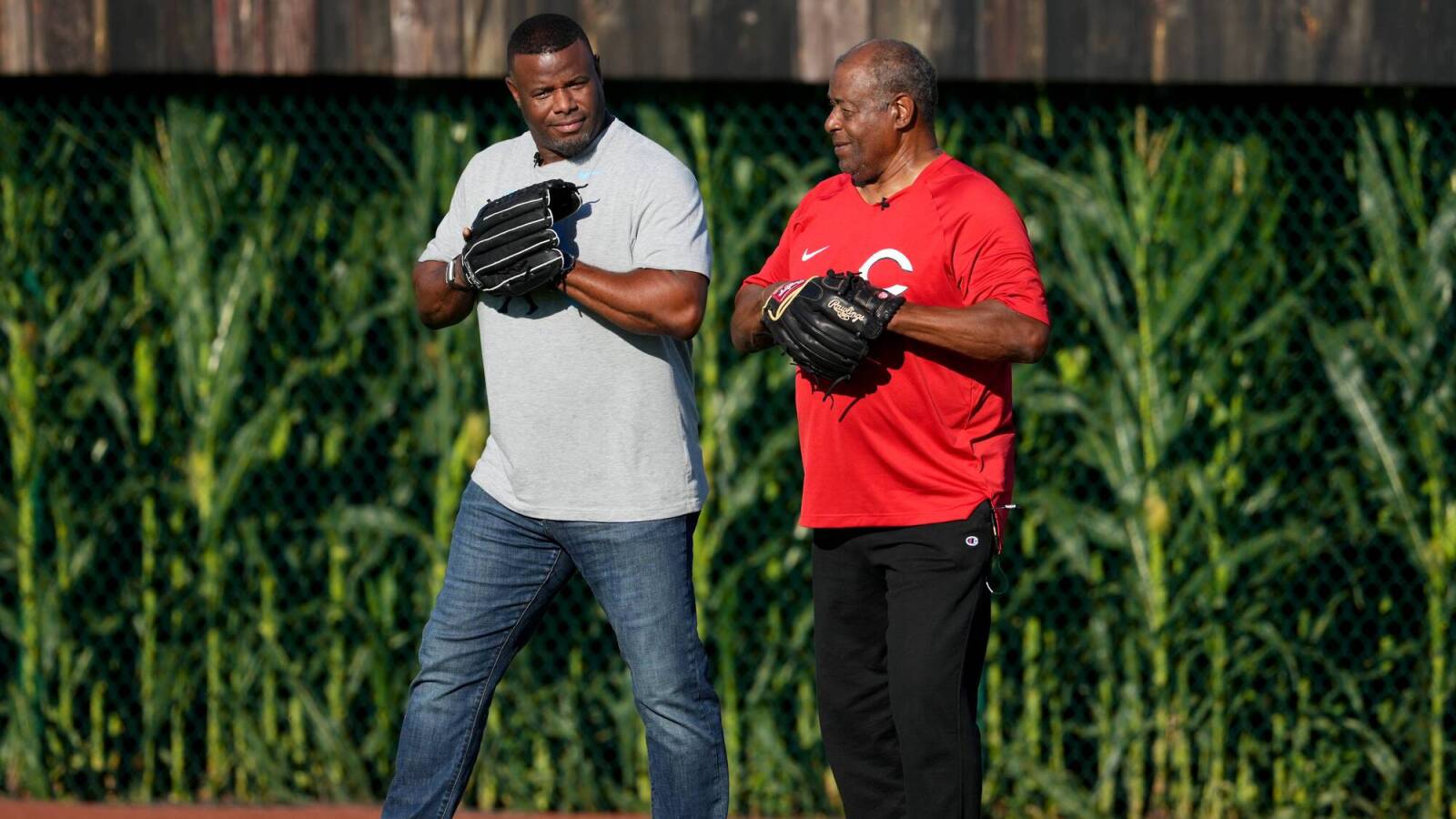 Watch: Hall of Famers Ken Griffey Jr., Sr. open Field of Dreams Game with a catch - Vimarsana News