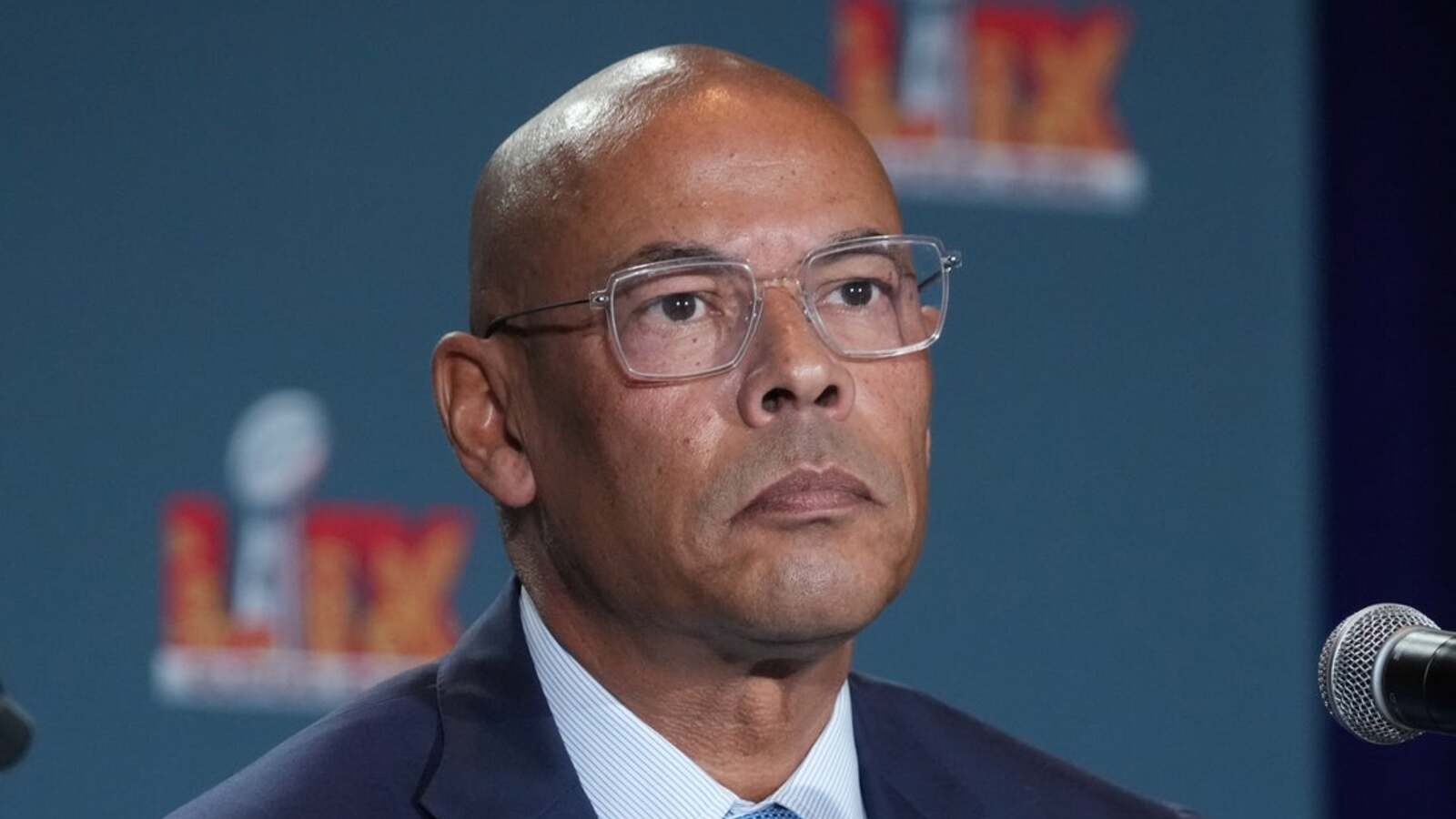 https://www.yardbarker.com/media/a/8/a8a7b3f9fd68875c6202795343aaa714d5f5f8b6/thumb_16x9/nflpa-exec-director-lloyd-howell-jr-steps-down.jpg