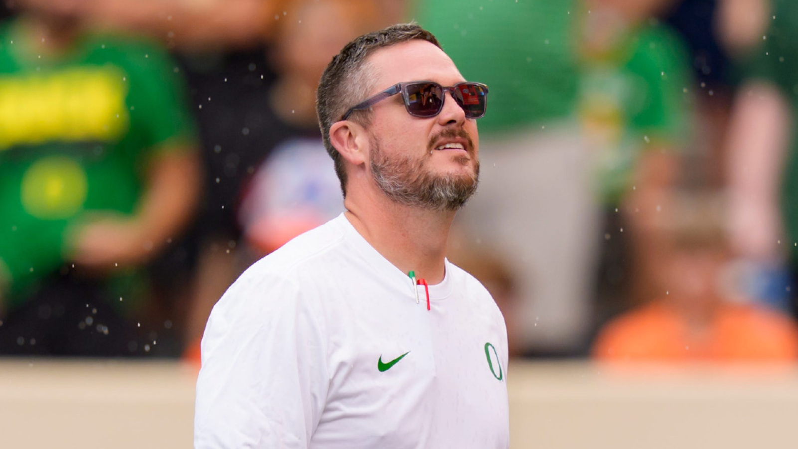 https://www.yardbarker.com/media/a/8/a8f79d15e108f55e5c891103b8bf90720302a77a/thumb_16x9/underachieving-oregon-reportedly-spending-on.jpg?v=1