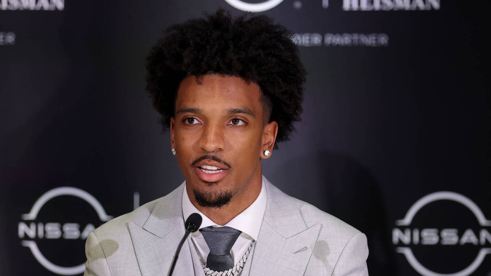 Jayden Daniels camp has one concern about Patriots? | Yardbarker