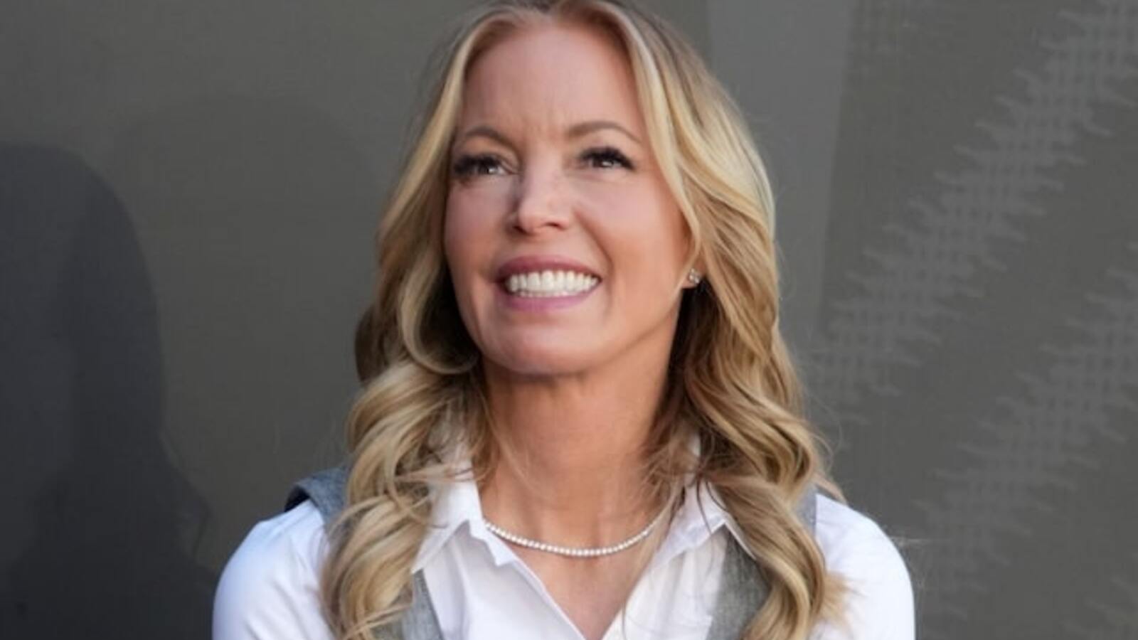 https://www.yardbarker.com/media/a/9/a95c9809d9db8fb9c6932a3cb6acd72d97bc0ba2/thumb_16x9/Jeanie-Buss-3.jpg