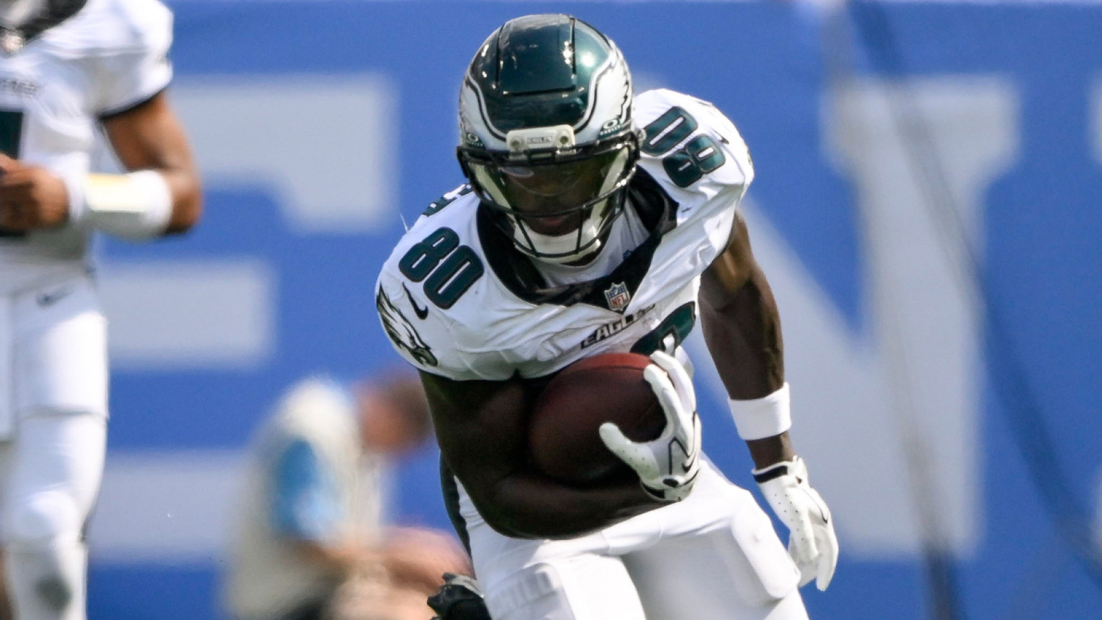 https://www.yardbarker.com/media/a/9/a982bf86491ec5c74c803eaa96ee76d472da001f/thumb_16x9/eagles-cooper-saves-hurts-absurd-td-catch-vs-rams.jpg?v=1