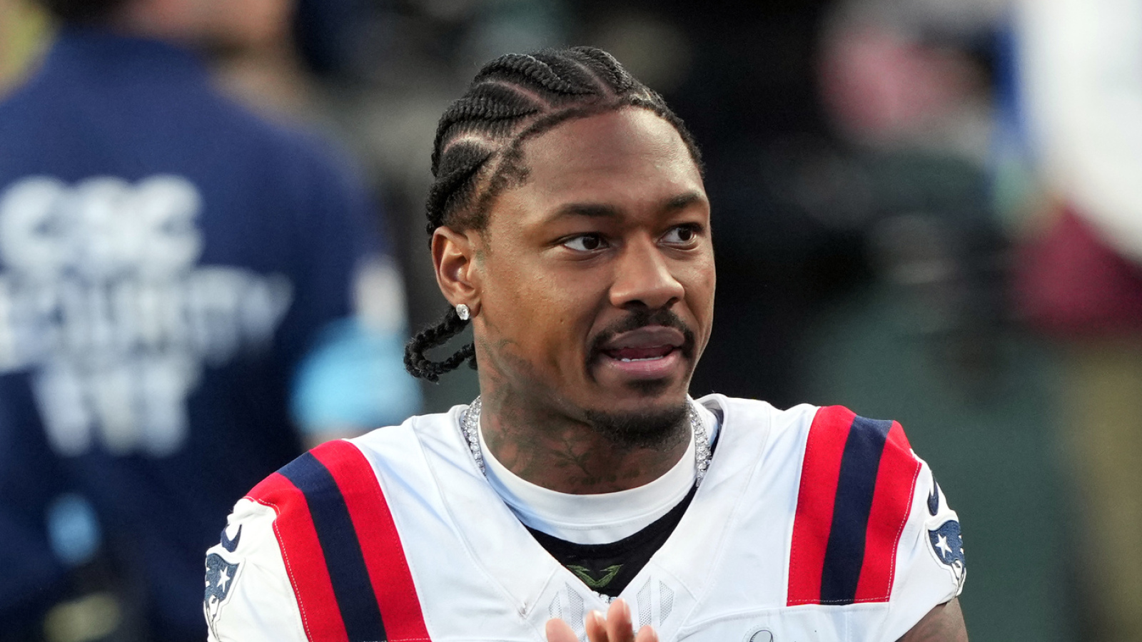 https://www.yardbarker.com/media/a/9/a9dbdac3d5671da94956491582a71e448dd5a9ff/thumb_16x9/should-afc-west-team-move-stefon-diggs.jpg?v=1