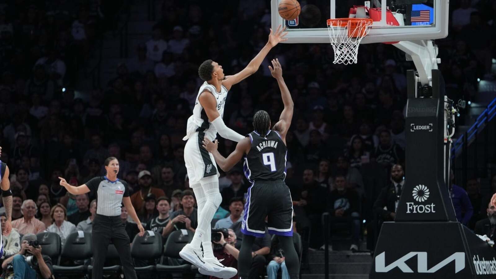 Spurs nearly flawless in 80-point first half, keep Kings winless