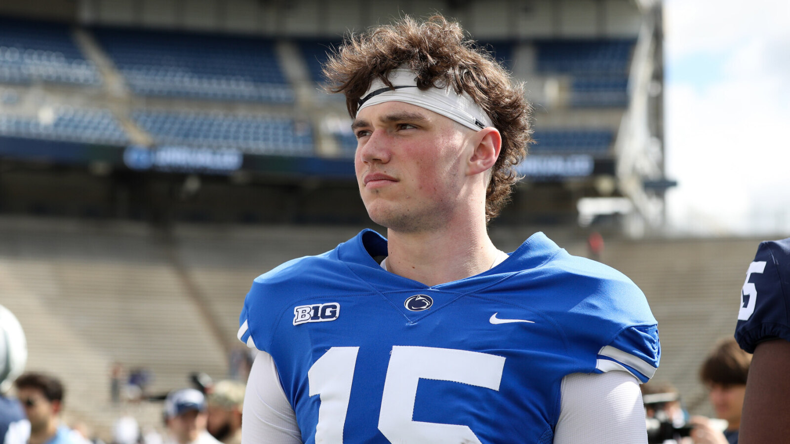 https://www.yardbarker.com/media/a/a/aa35464a3ee7fcb9e82d5fbb92b2cd387ca456ea/thumb_16x9/five-quarterbacks-define-2025-college-football.jpg?v=1