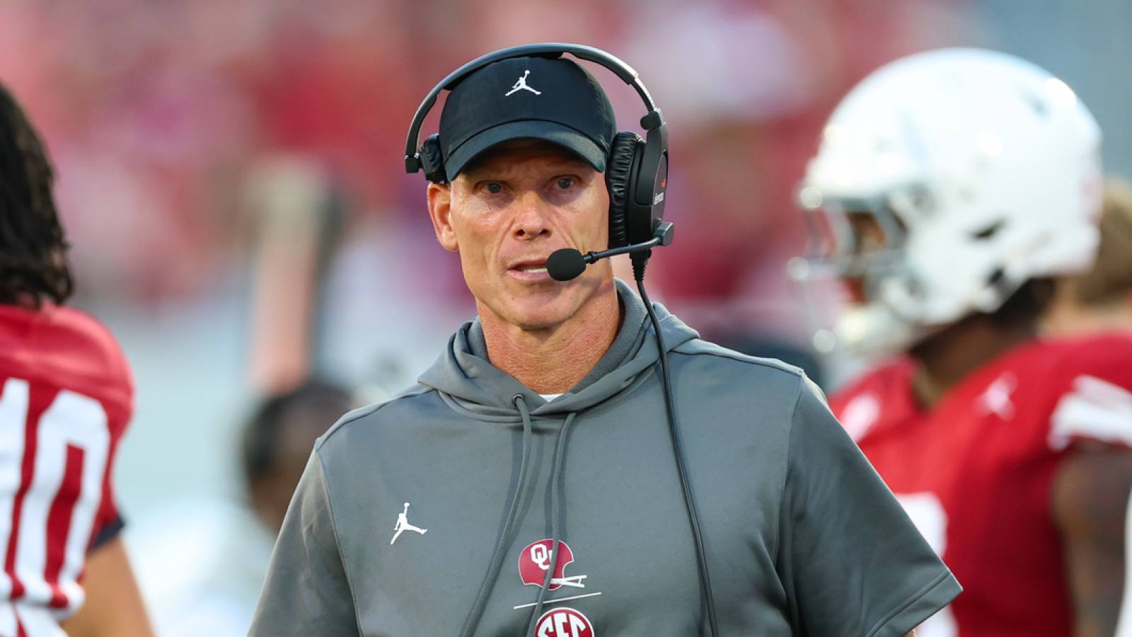 https://www.yardbarker.com/media/a/b/abed7d5e6cfa9bff4b3d1e5ef42e2d182d16f076/thumb_16x9/brent-venables-refusing-comfortable-oklahoma-5-0.jpg?v=1
