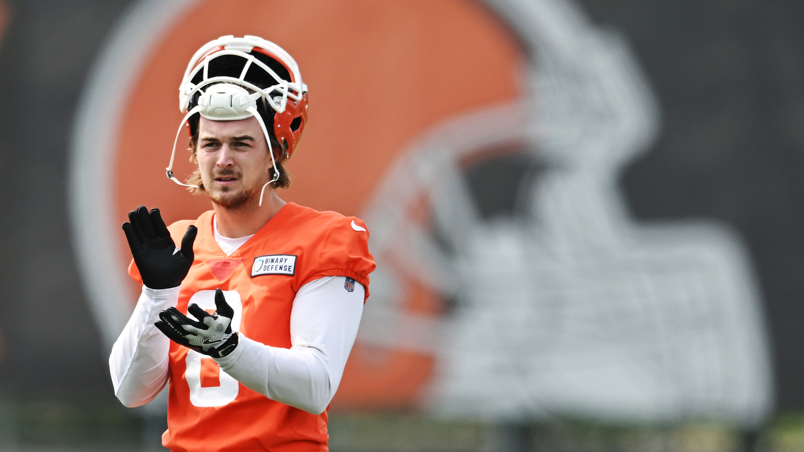 https://www.yardbarker.com/media/a/c/ac45c2cbd9a09aafbf3ab6323777f09cef7734e0/thumb_16x9/kenny-pickett-already-lost-browns-starting-job.jpg