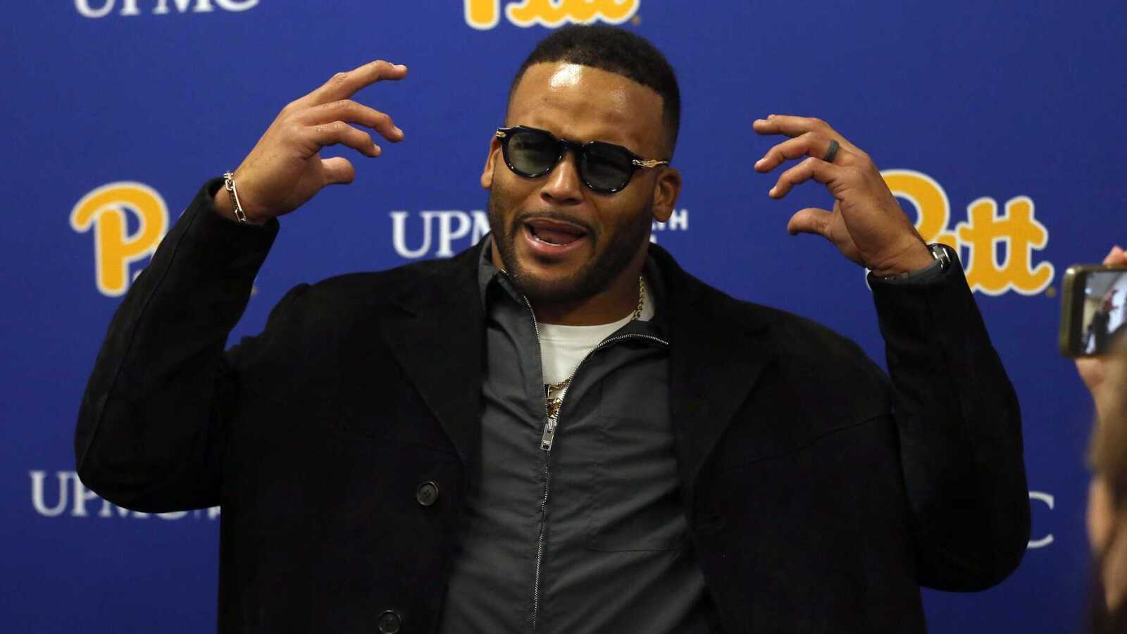 https://www.yardbarker.com/media/a/c/acc12c862ae3c4d12f17cddd2261bd44536e5e2f/thumb_16x9/two-minute-drill-aaron-donald-rumors-contract.jpg?v=1