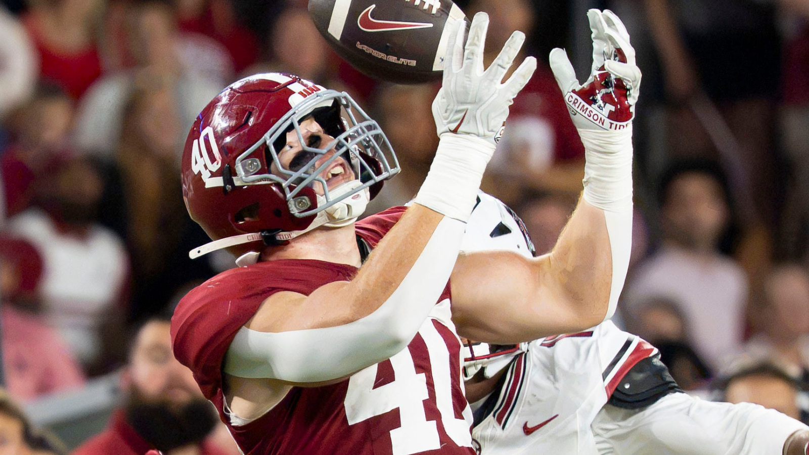 Alabama TE trying to pull off an superhuman feat vs. Georgia
