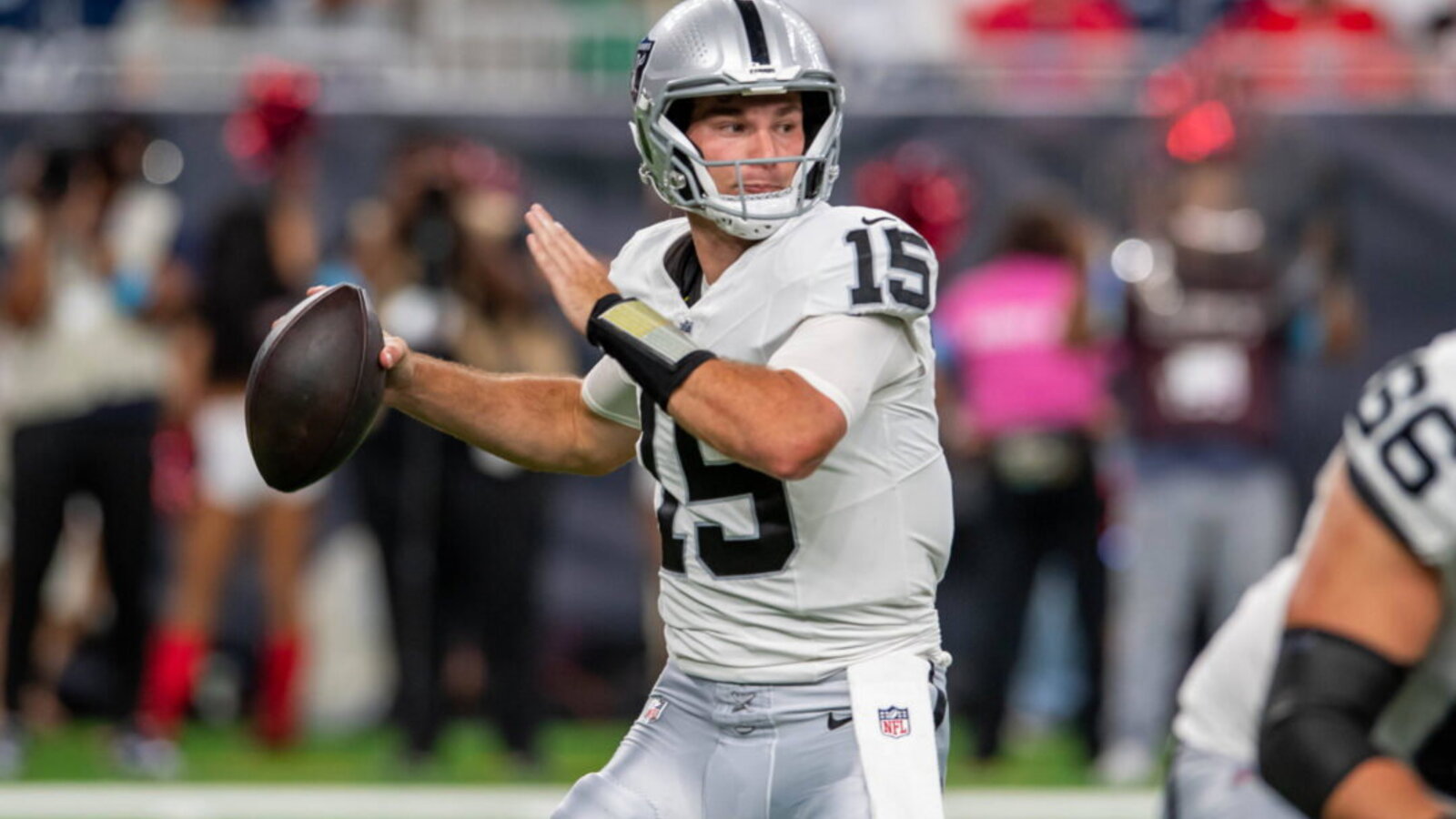 Raiders' Coach Opts for Veteran QB Over No. 1 Pick Mendoza