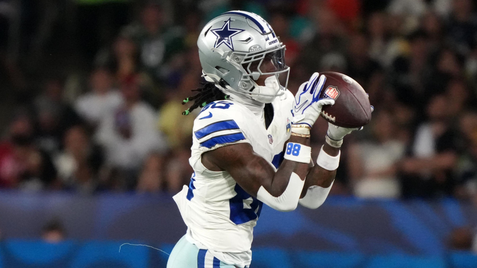 https://www.yardbarker.com/media/a/d/ad72e6ce7403121237261b9aed436a2d8c023972/thumb_16x9/nfl-winners-losers-ceedee-lamb-dominates-justin.jpg?v=1