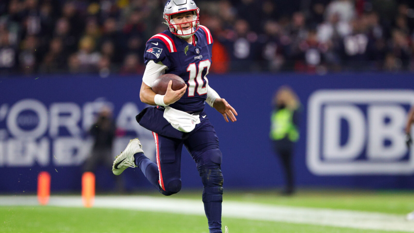 Former NFL quarterback Boomer Esiason voices his true opinion on Mac