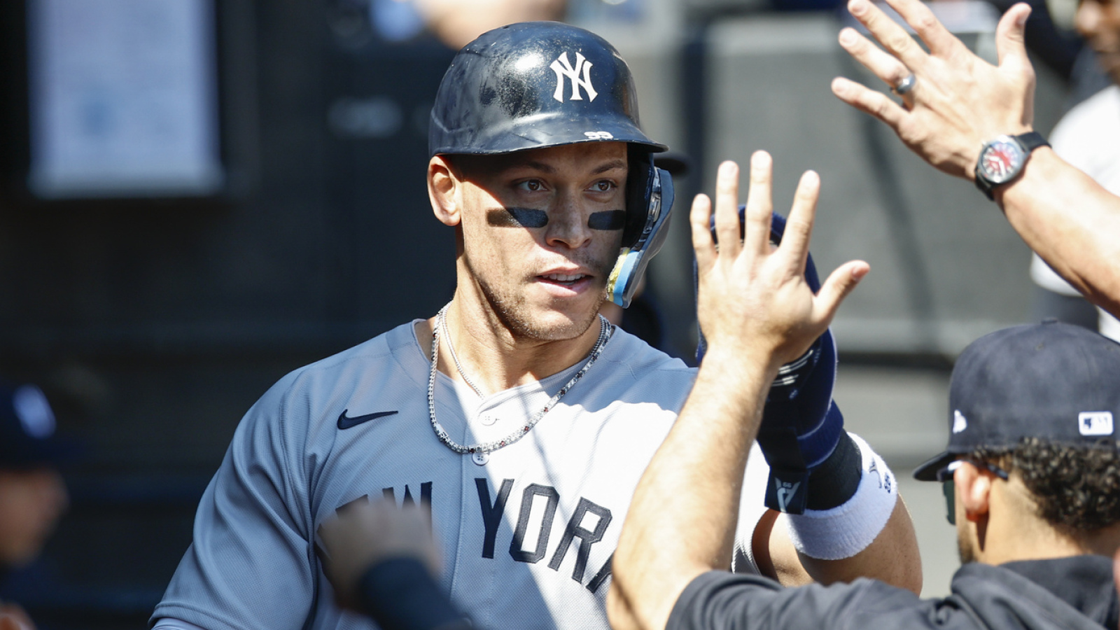 https://www.yardbarker.com/media/a/d/adb1408878546c4fc2e90f226f3004643d56fce9/thumb_16x9/yankees-aaron-judge-reaches-huge-milestone-vs.jpg?v=2