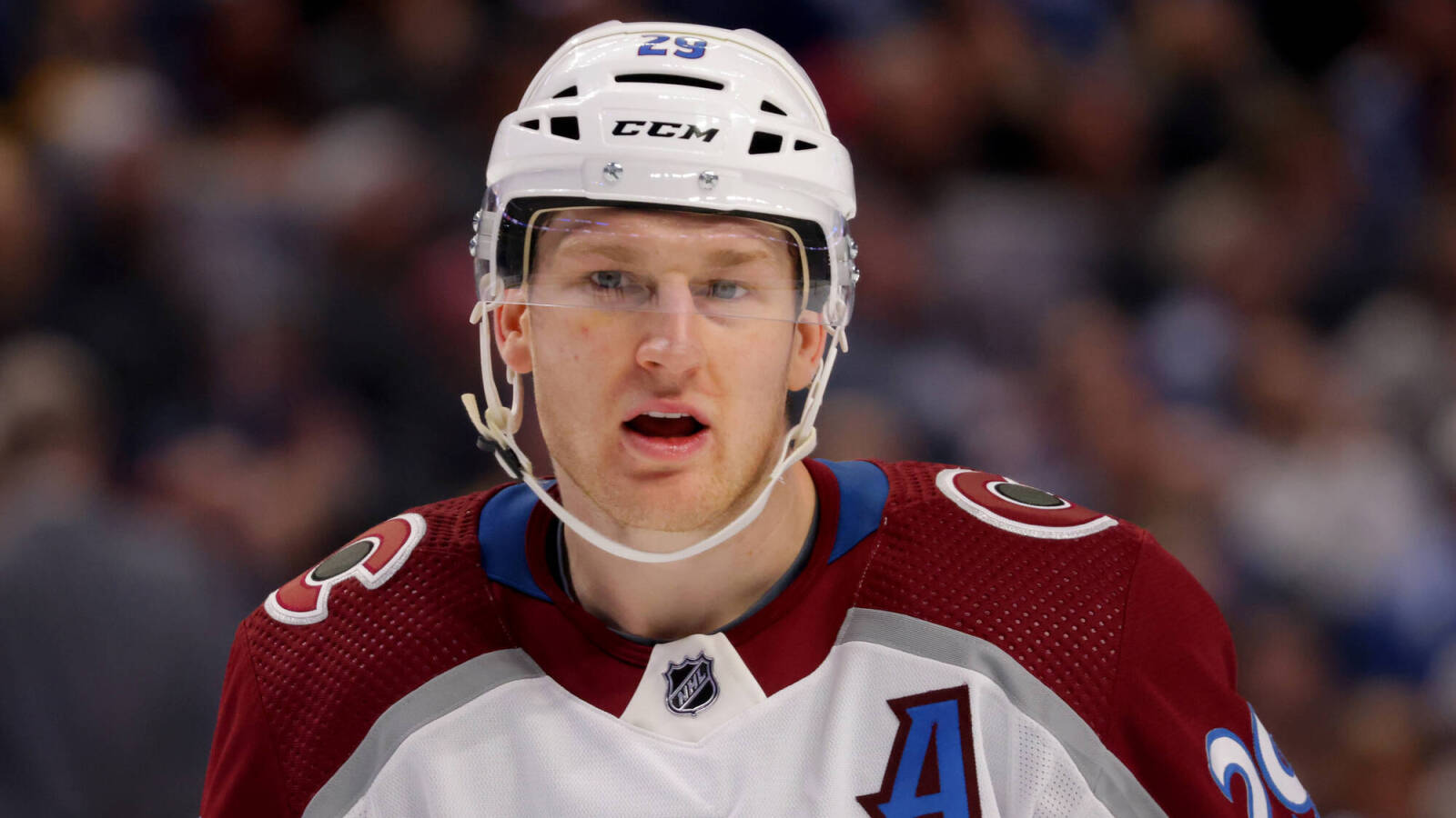 Nathan MacKinnon leaves Avalanche loss with injury Yardbarker