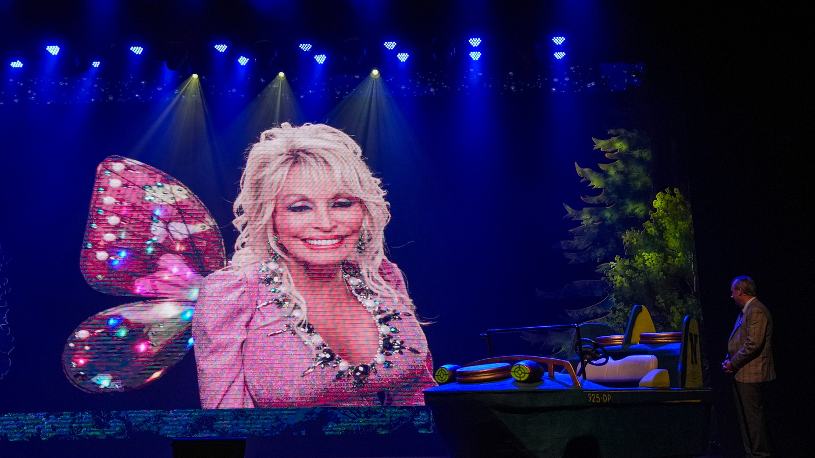 https://www.yardbarker.com/media/a/e/aead758b4344eba04fee098e8b5816a0d5984e57/thumb_16x9/dolly-parton-speaks-during-prerecorded-video.jpg