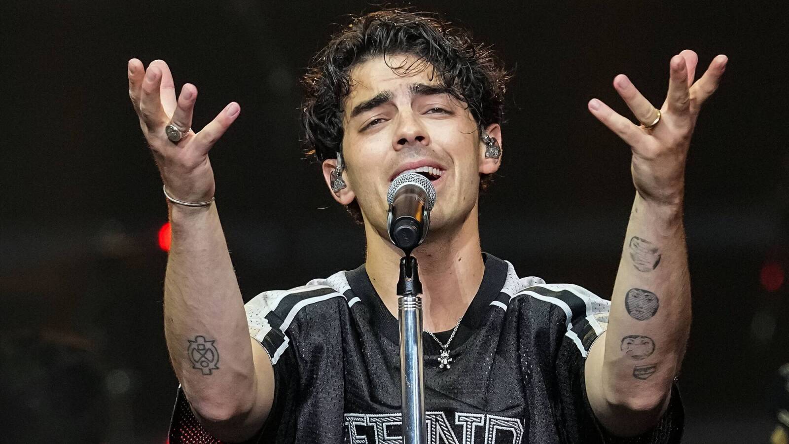 20 celebrities who admitted to dating fans | Yardbarker