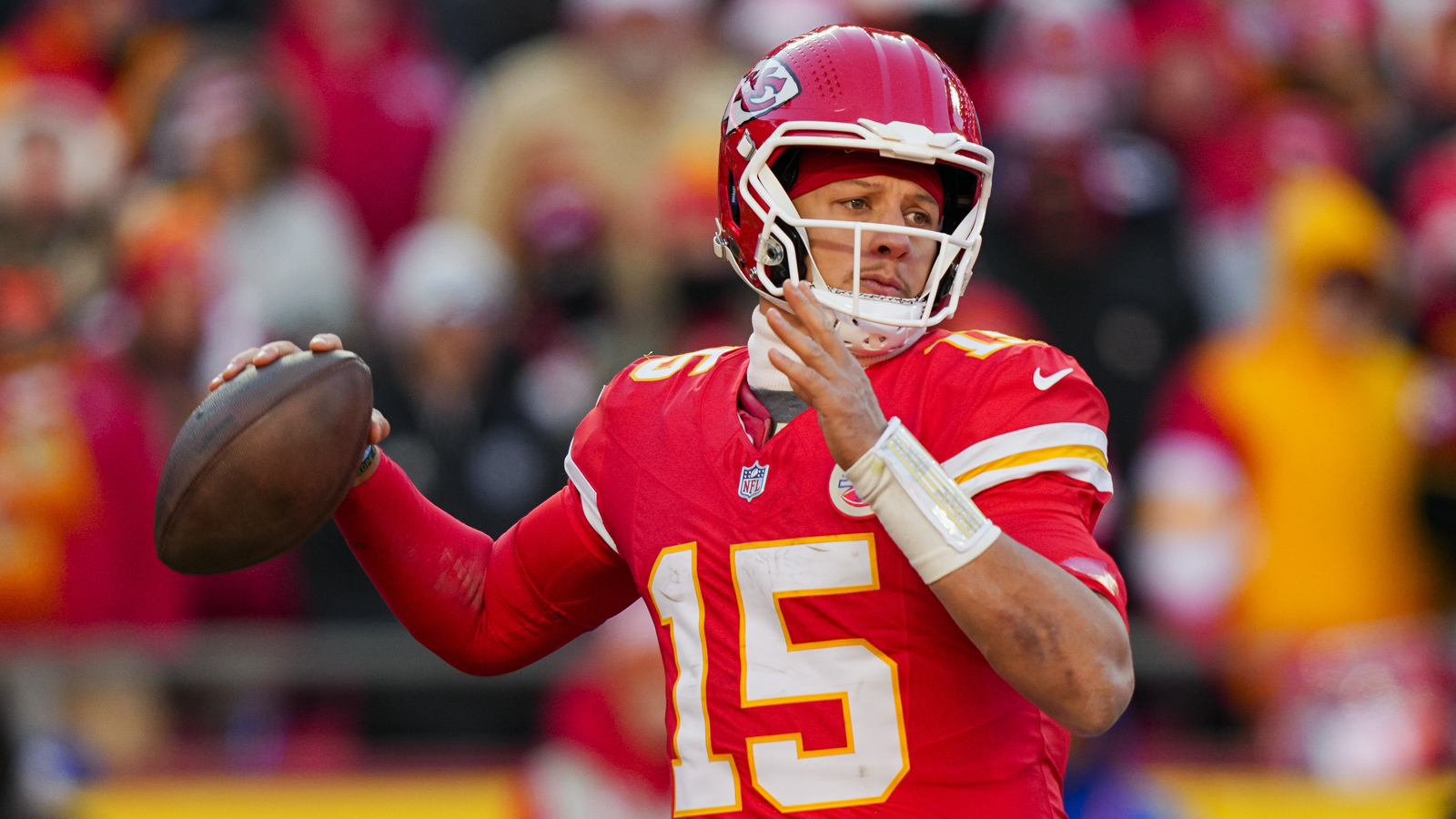 https://www.yardbarker.com/media/a/f/af68c10f84511c75c691298527709b2bf8f69b16/thumb_16x9/former-nfl-qb-sounds-alarms-chiefs-patrick.jpg