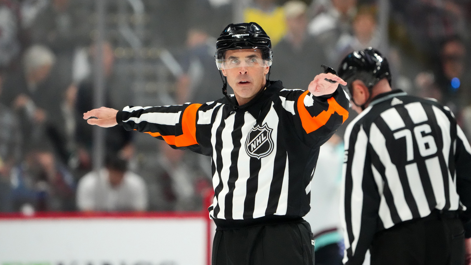 https://www.yardbarker.com/media/a/f/af8c37f4528a61910fc105833fc0a490880771b0/thumb_16x9/referee-exits-game-7-taking-stick-near-his-eye.jpg