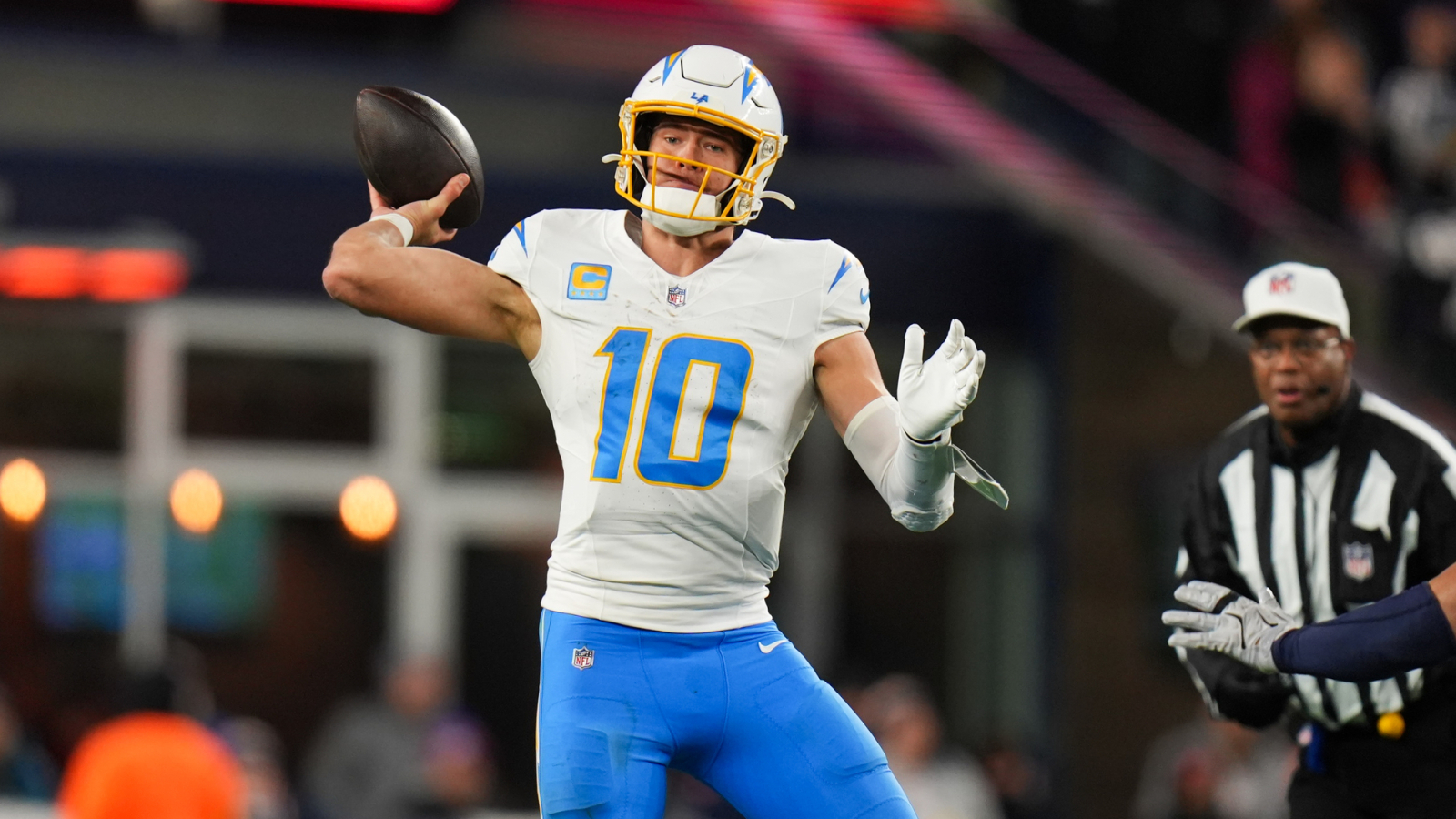 https://www.yardbarker.com/media/a/f/af92aa3d6d257b51e15f5be2db2a6f8db70efb01/thumb_16x9/chargers-mike-mcdaniel-trying-justin-herbert.jpg?v=1