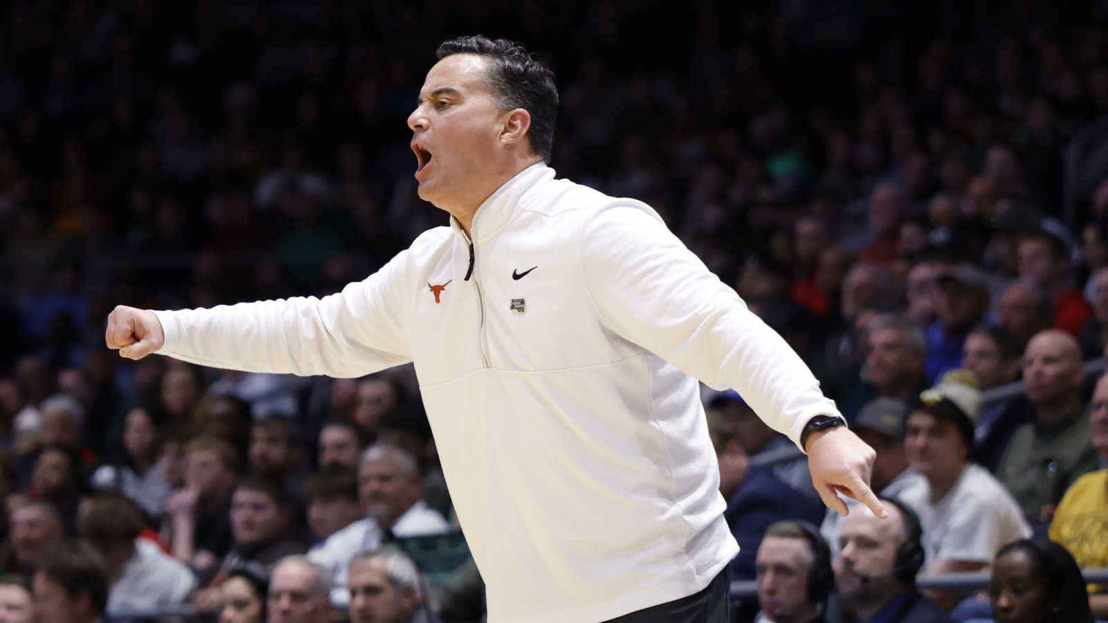 Texas coach goes off on assistant who stormed the court too early ...