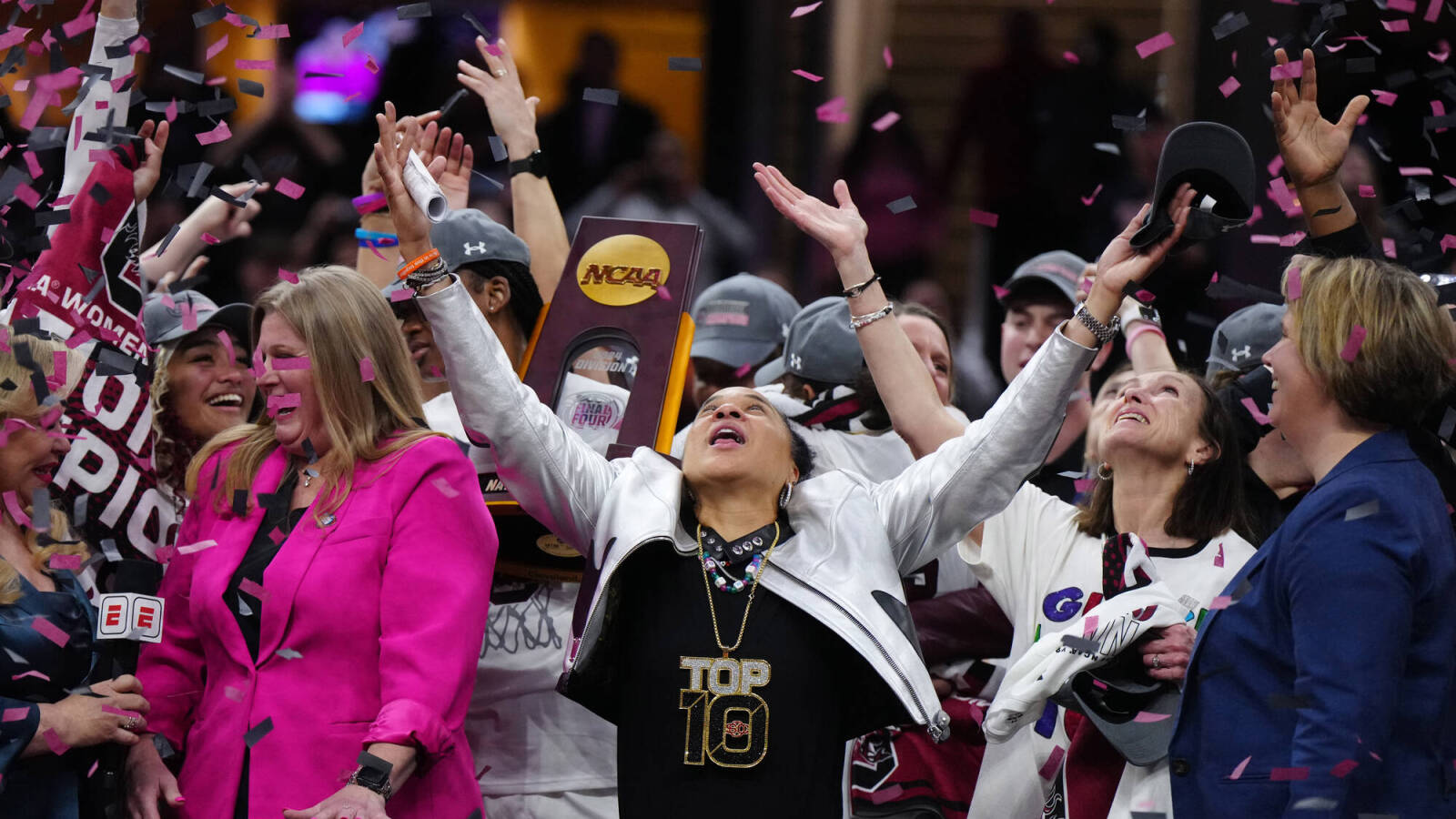 Dawn Staley, South Carolina achieve perfection against Iowa | Yardbarker