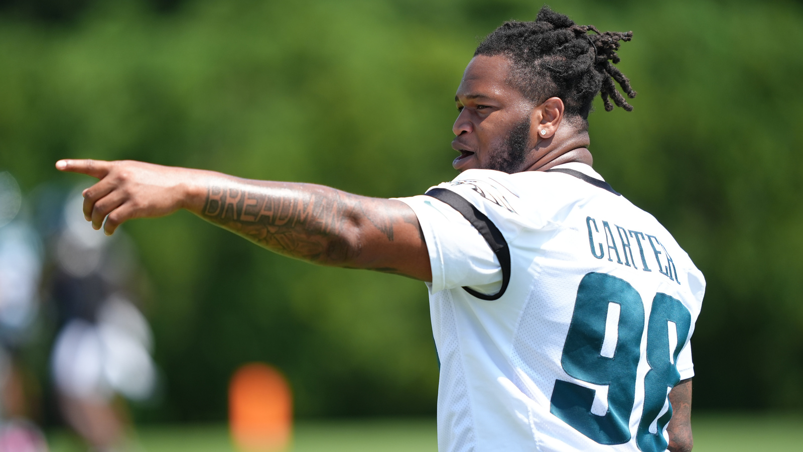 https://www.yardbarker.com/media/b/1/b1364a0760cd77645db6e98a7507cc7b00312101/thumb_16x9/eagles-star-ejected-spitting-on-prescott-six.jpg