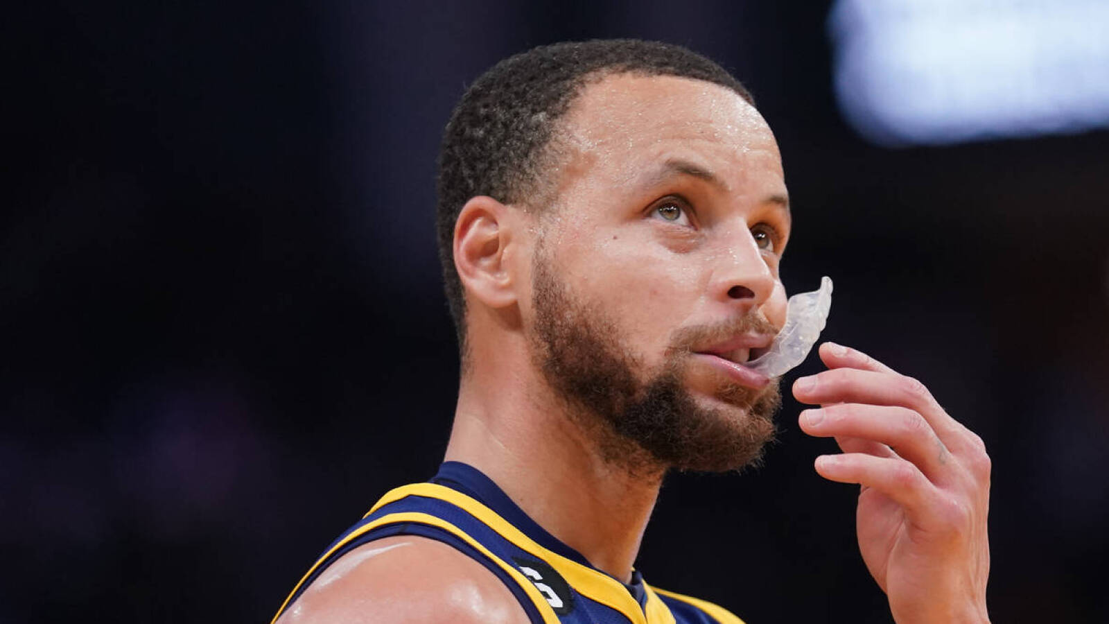 Warriors' Curry to undergo MRI after leaving game with leg injury