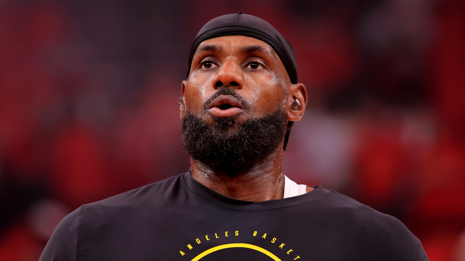 https://www.yardbarker.com/media/b/1/b1d3346b65871d53001b02b28adfdc1d673e2435/thumb_16x9/lebron-james-reportedly-nearing-deal-emulate.jpg?v=1