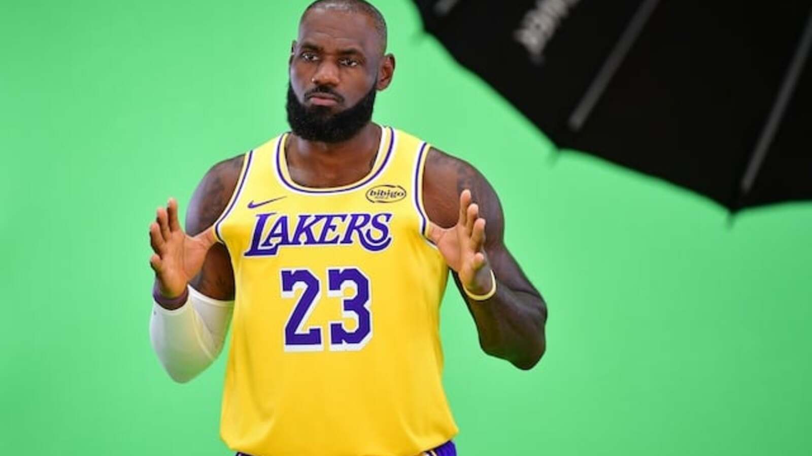 Topps Unveils First-Ever LeBron James Autographed Lakers Card | Yardbarker