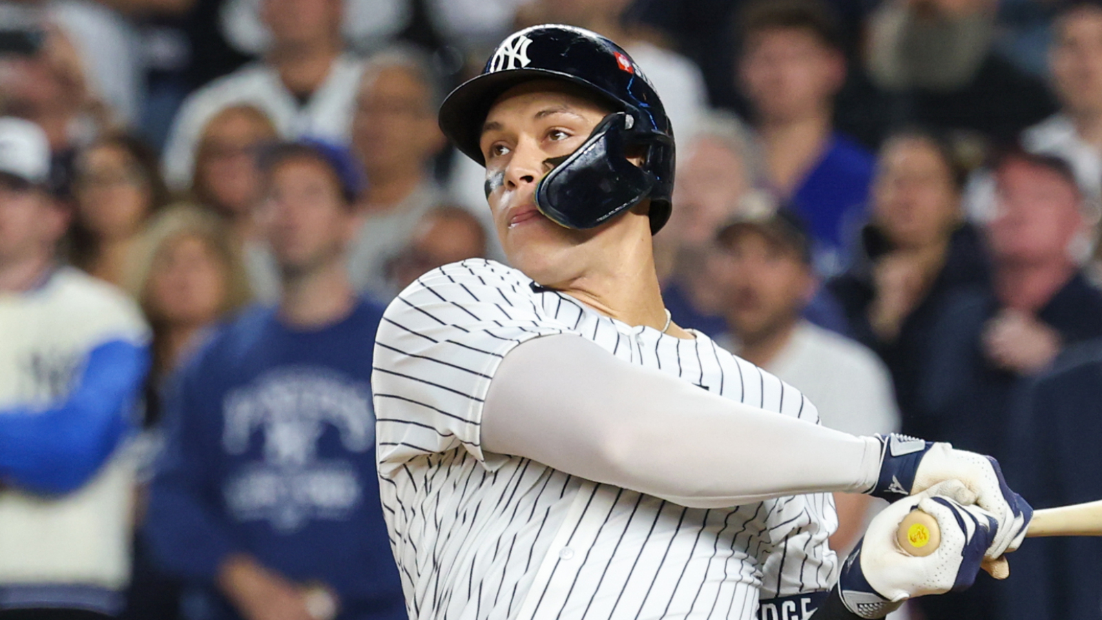 https://www.yardbarker.com/media/b/3/b3a595783ebdab38d61571beb6e5c331b27229e8/thumb_16x9/yankees-stay-alive-mariners-inch-closer-alcs.jpg?v=1